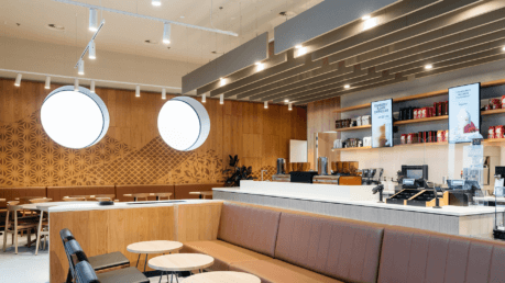 Warme verlichting en rijke biertjes bij Starbucks. Caféverlichting.