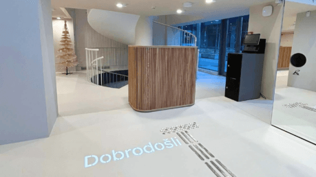 VALI wijst bezoekers de weg in Gorenjska Banka | Licht4U